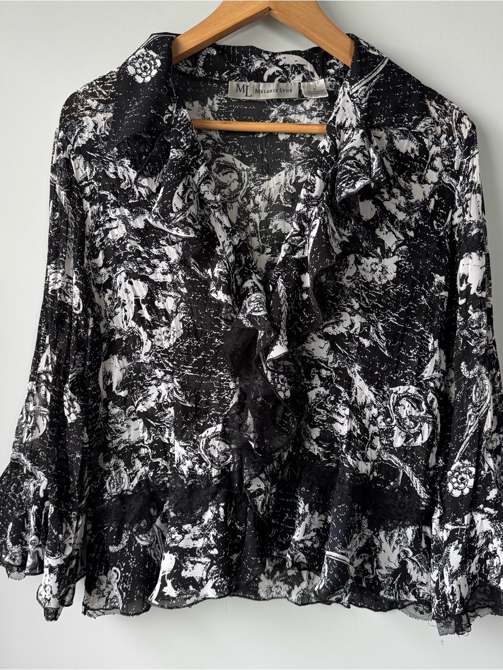 (M) Melanie Lyne Black & White Ruffle Front Blouse